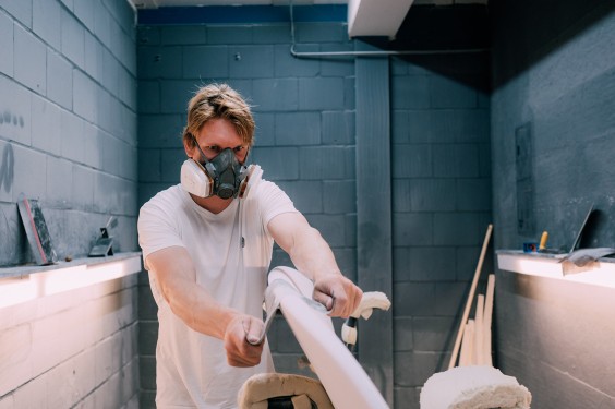 Jeroen maakt surfboards | Fotografie: Sheena Schouwink