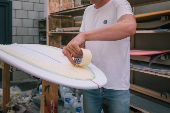 Jeroen maakt surfboards | Fotografie: Sheena Schouwink