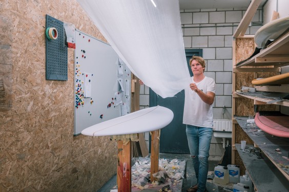 Jeroen maakt surfboards | Fotografie: Sheena Schouwink