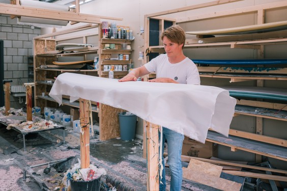 Jeroen maakt surfboards | Fotografie: Sheena Schouwink