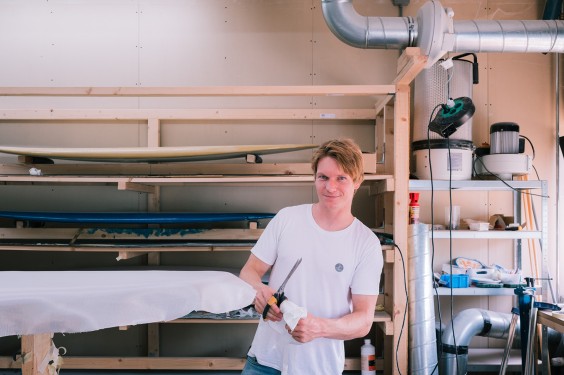 Jeroen maakt surfboards | Fotografie: Sheena Schouwink