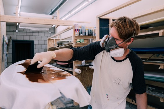 Jeroen maakt surfboards | Fotografie: Sheena Schouwink