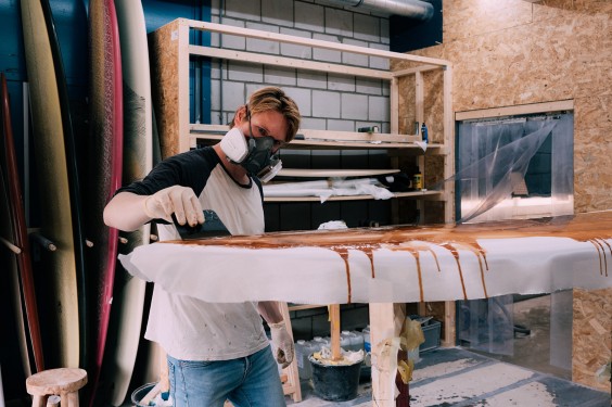 Jeroen maakt surfboards | Fotografie: Sheena Schouwink