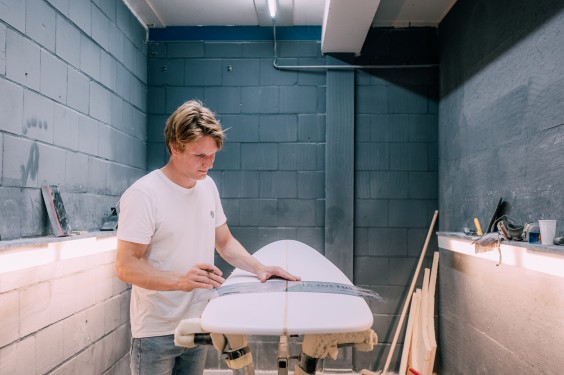 Jeroen maakt surfboards | Fotografie: Sheena Schouwink