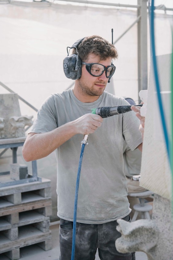 Restauratie beeldhouwers Achterveld | Fotografie: Liesbeth Disbergen