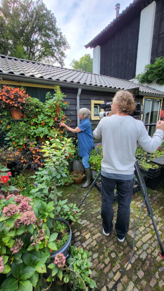 BinnensteBuiten crew draait in de tuin van Marieke Nolsen | Foto: Marieke Nolsen