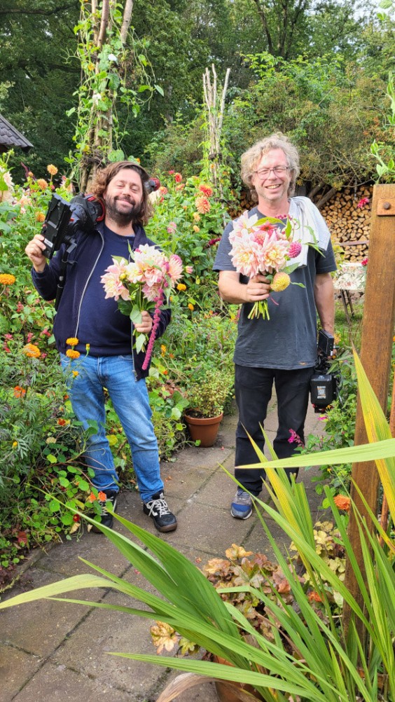 BinnensteBuiten crew draait in de tuin van Marieke Nolsen | Foto: Marieke Nolsen