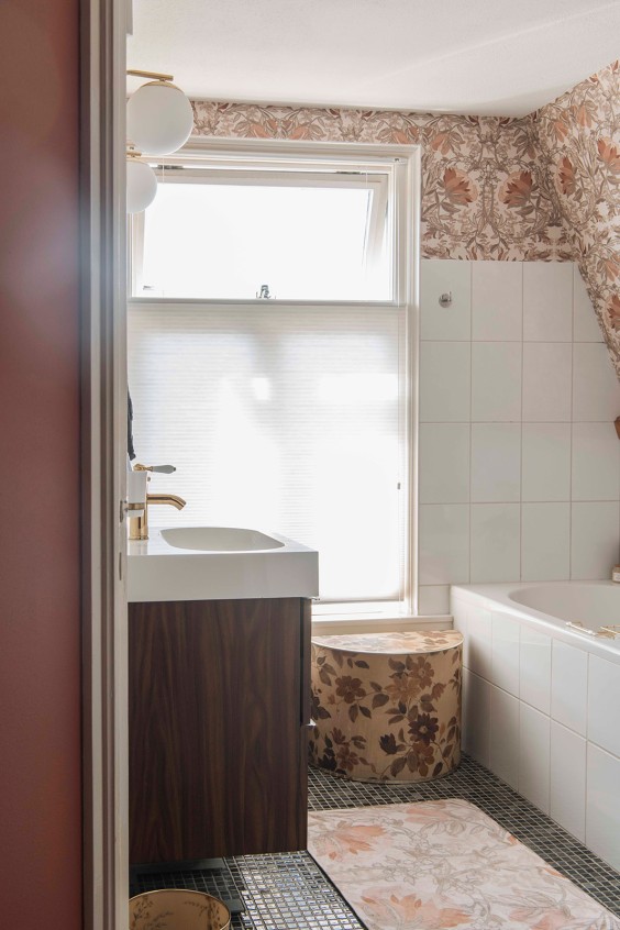 Bloemenprintjes behang in Hengelo | Fotografie: Liesbeth Disbergen