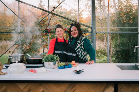 Onze chef-koks Rosah van Schendelen en Sharon de Miranda | Foto: Sheena Schouwink