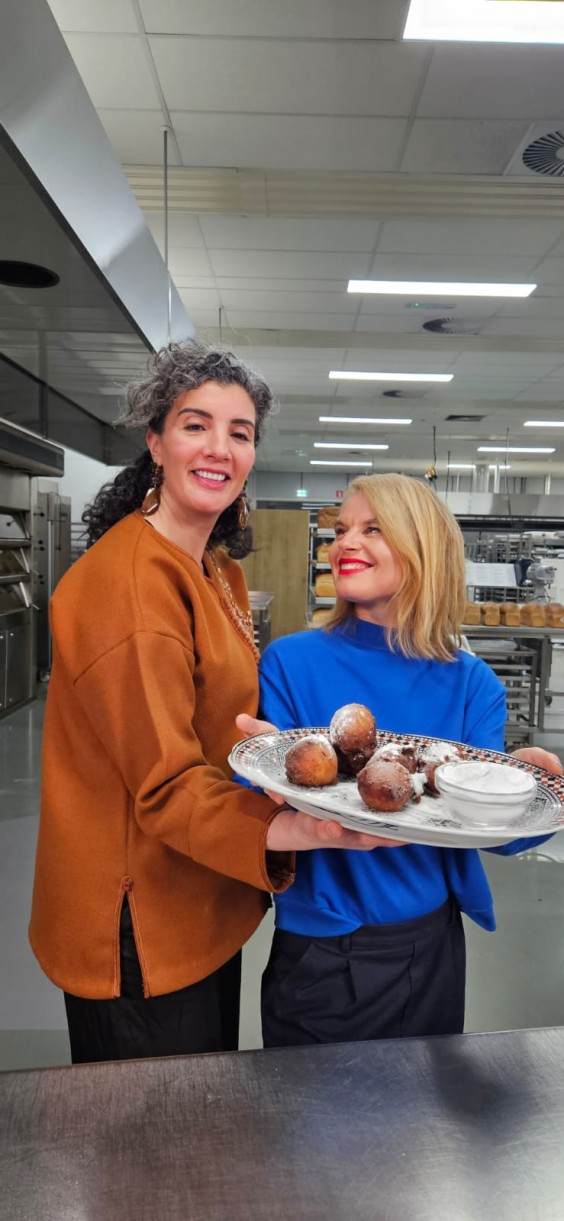 Marieke en Nadia bakken oliebollen met oud brood