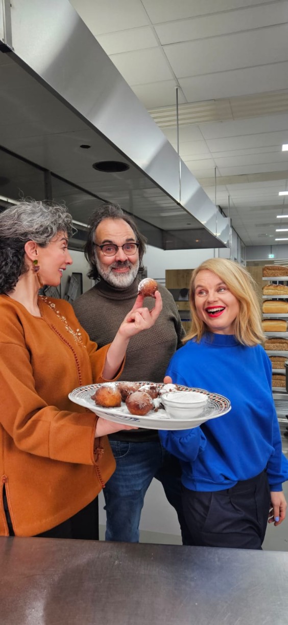 Marieke en Nadia bakken oliebollen met oud brood