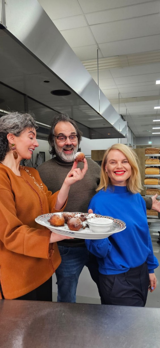 Marieke en Nadia bakken oliebollen met oud brood