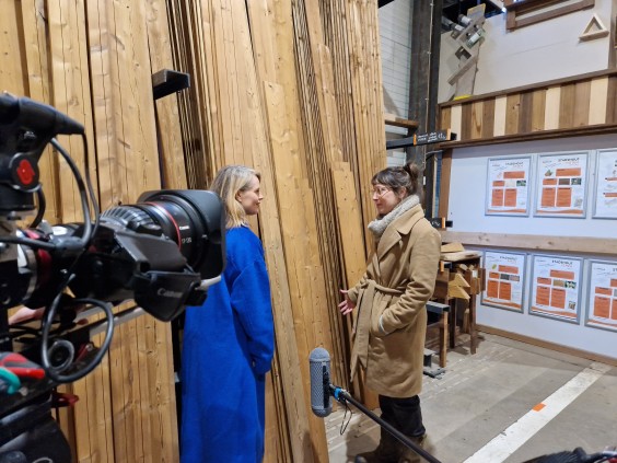 Marieke in een bouwmarkt met tweedehands materialen | Foto: Marieke Eyskoot