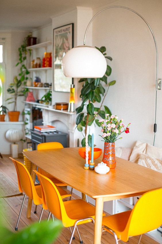Woonkamer met vrolijke oranje kleuren | Foto: Roos Eijmers 