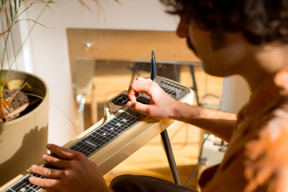Jimmy maakt muziek in huis | Foto: Roos Eijmers