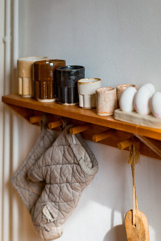 De koffiecorner met zelfgemaakte mokken van Juliette | Foto: Roos Eijmers