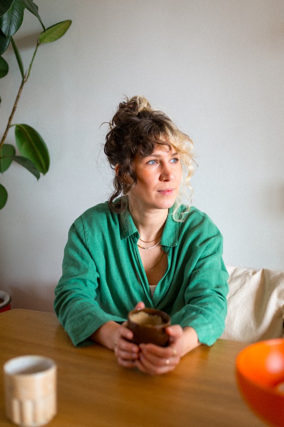 Juliette houdt van koffie uit haar eigen kopjes | Foto: Roos Eijmers