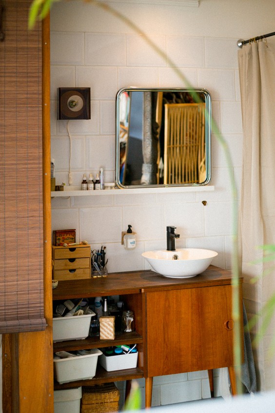 Het naaikastje van de tweelingzus van Juliette's oma wordt een badkamermeubel | Foto: Roos Eijmers