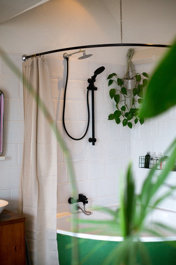 Het bad staat in de open ruimte boven | Foto: Roos Eijmers