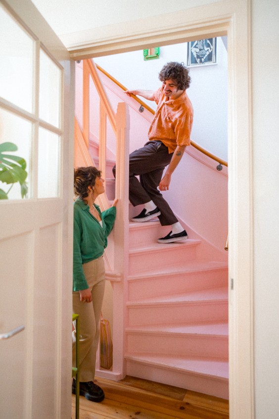 De roze trap in de gang | Foto: Roos Eijmers