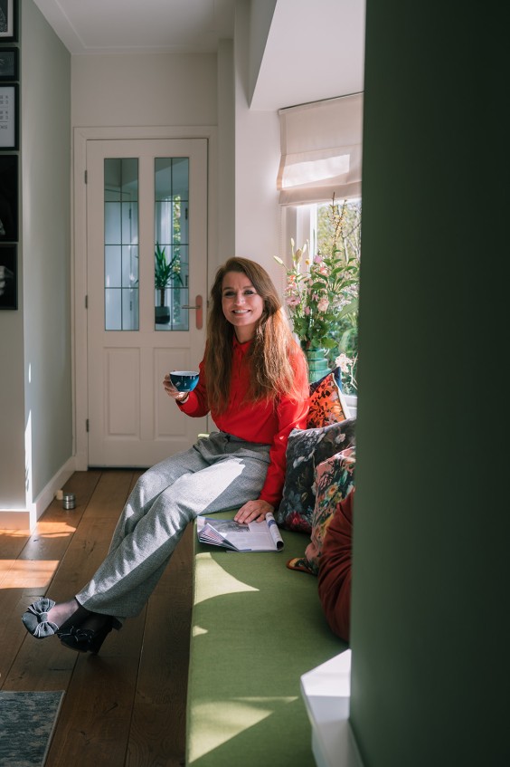 In het raam is het nu heerlijk genieten op de nieuwe bank met kleurrijke kussens | Foto: Sheena Schouwink