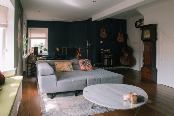 Loungen op het eiland in de woonkamer | Foto: Sheena Schouwink