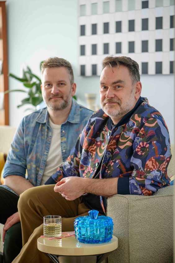 Bewoners Jeroen en Martijn in hun appartement | Fotografie: Liesbeth Disbergen