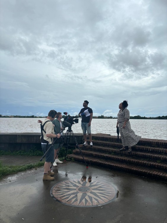 Sharon bij stenen trap aan de Waterkant 