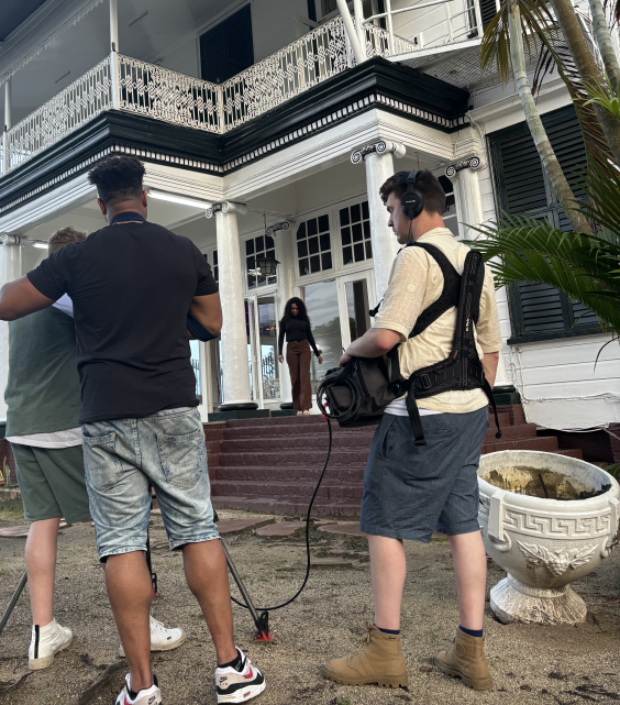 Xaviera Plet bij Hoekhuis Paramaribo