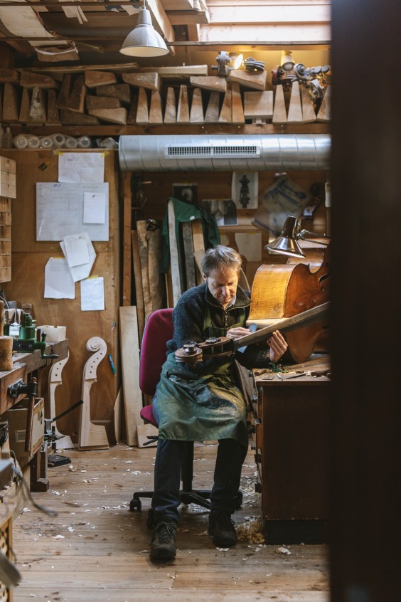 Contrabasbouwer Jurgen | Fotografie: Liesbeth Disbergen