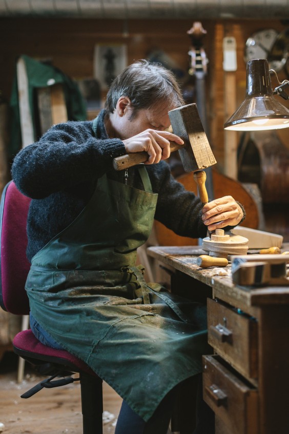 Contrabasbouwer Jurgen | Fotografie: Liesbeth Disbergen