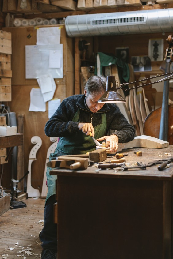 Contrabasbouwer Jurgen | Fotografie: Liesbeth Disbergen