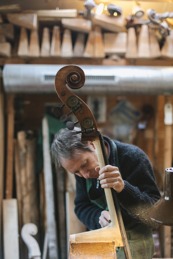 Contrabasbouwer Jurgen | Fotografie: Liesbeth Disbergen
