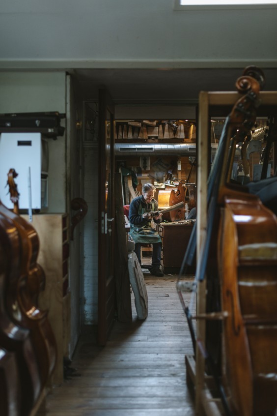 Contrabasbouwer Jurgen | Fotografie: Liesbeth Disbergen