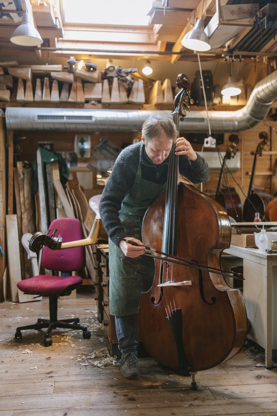 Contrabasbouwer Jurgen | Fotografie: Liesbeth Disbergen
