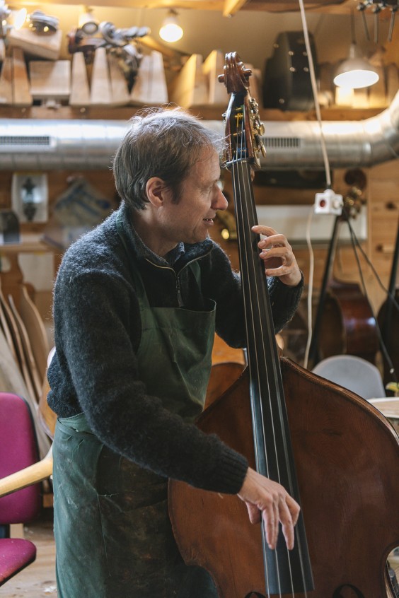 Contrabasbouwer Jurgen | Fotografie: Liesbeth Disbergen