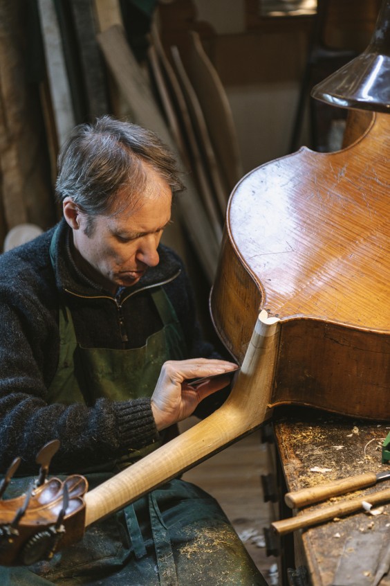 Contrabasbouwer Jurgen | Fotografie: Liesbeth Disbergen