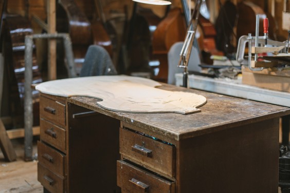 Contrabasbouwer Jurgen | Fotografie: Liesbeth Disbergen