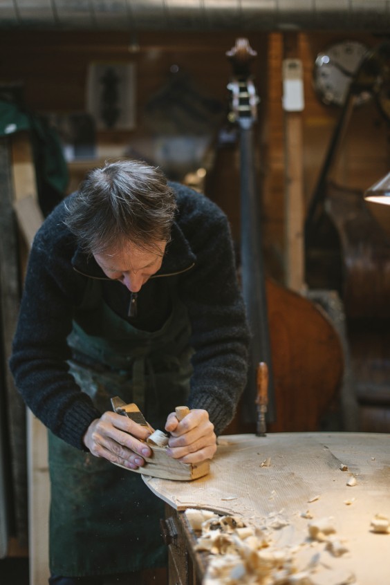 Contrabasbouwer Jurgen | Fotografie: Liesbeth Disbergen