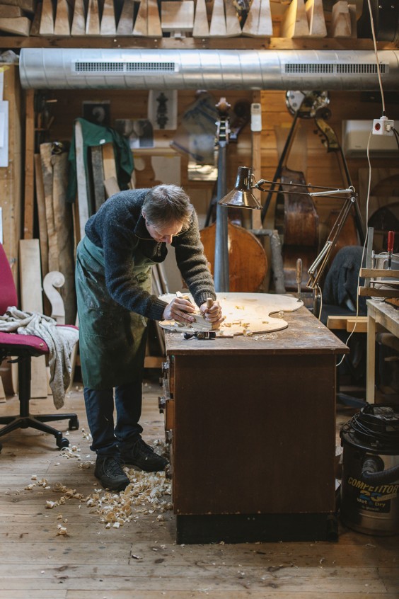 Contrabasbouwer Jurgen | Fotografie: Liesbeth Disbergen