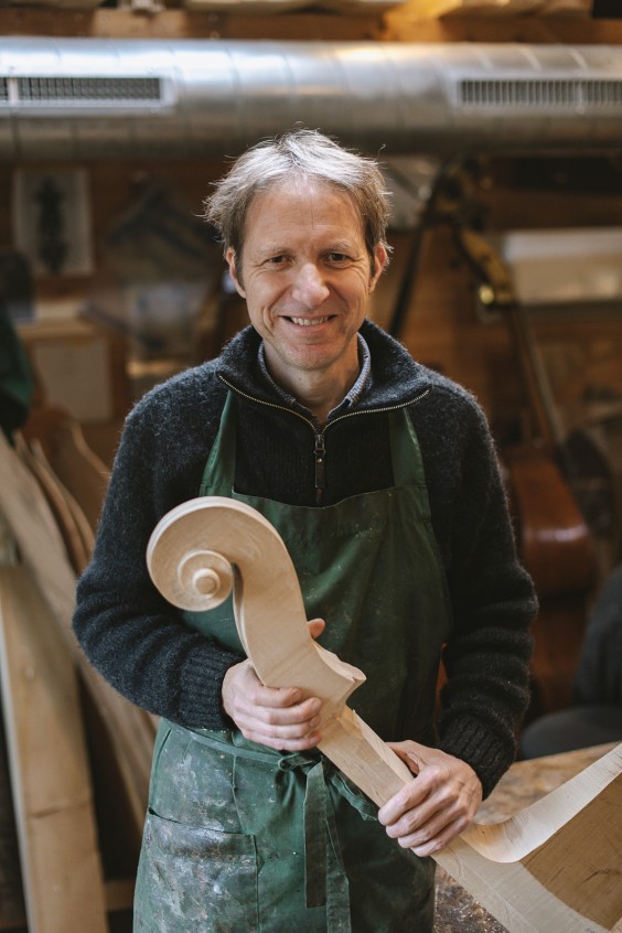 Contrabasbouwer Jurgen | Fotografie: Liesbeth Disbergen