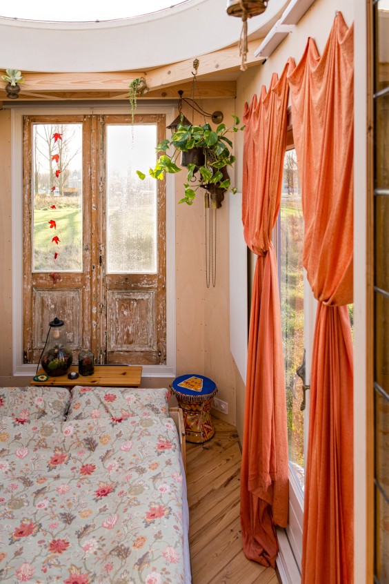 Eva bouwt haar eigen tiny house van 15 vierkante meter met slimme woonoplossingen | Foto: Roos Eijmers