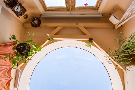 Eva bouwt haar eigen tiny house van 15 vierkante meter met slimme woonoplossingen | Foto: Roos Eijmers