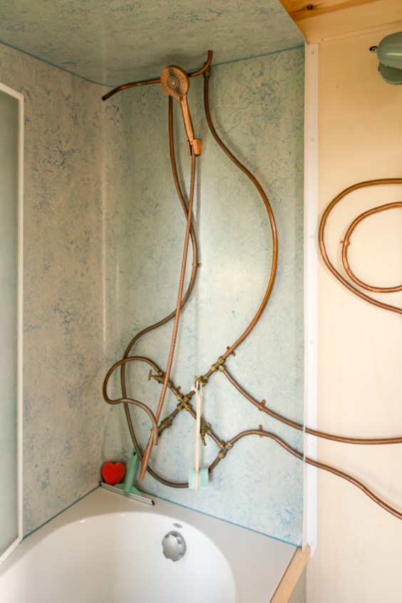 Eva woont in een tiny house van 15 m2 met slimme woonoplossingen | Foto: Roos Eijmers