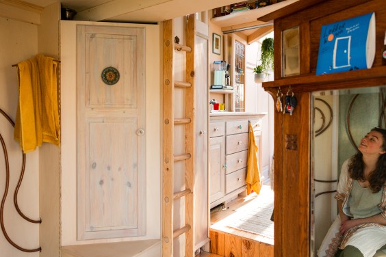 Eva woont in een tiny house van 15 m2 met slimme woonoplossingen | Foto: Roos Eijmers