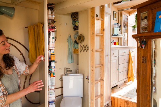 Eva woont in een tiny house van 15 m2 met slimme woonoplossingen | Foto: Roos Eijmers