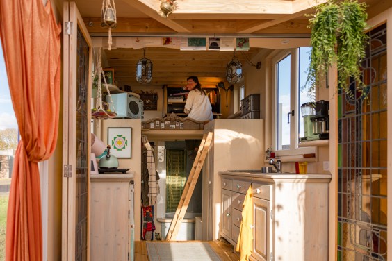 Eva woont in een tiny house van 15 m2 met slimme woonoplossingen | Foto: Roos Eijmers