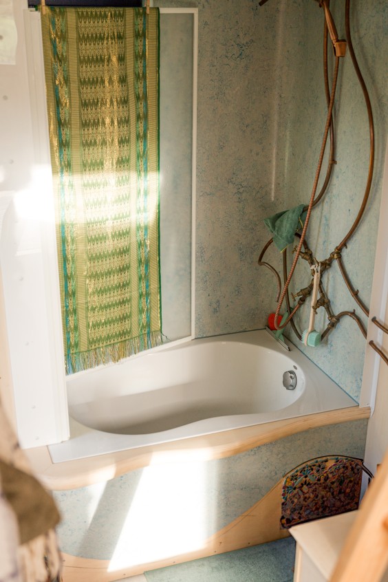 Eva woont in een tiny house van 15 m2 met slimme woonoplossingen | Foto: Roos Eijmers