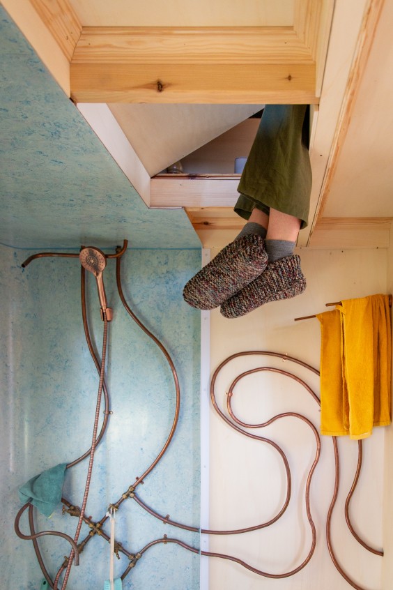 Eva woont in een tiny house van 15 m2 met slimme woonoplossingen | Foto: Roos Eijmers