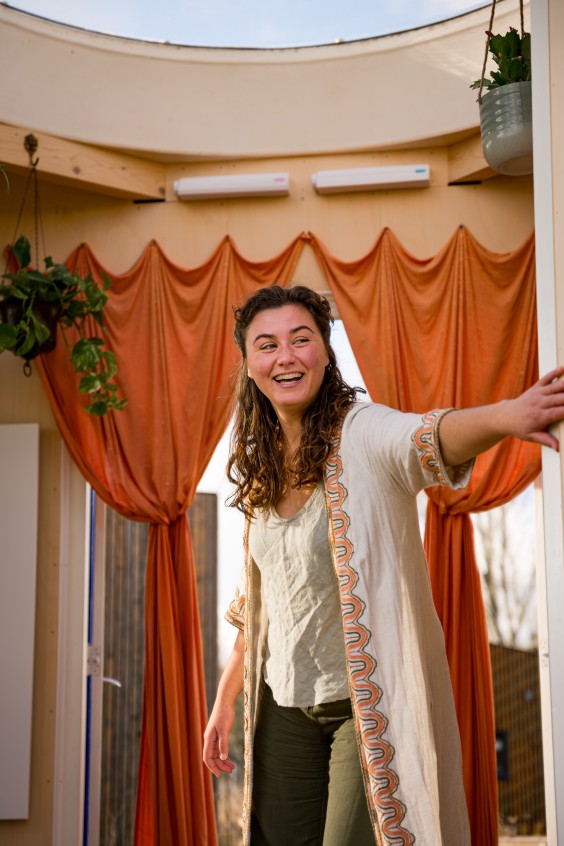 Eva woont in haar zelfgebouwde tiny house van 15 vierkante meter met slimme woonoplossingen | Foto: Roos Eijmers